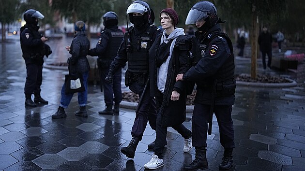 Ruská policie v Moskvě zasahovala proti protestujícím proti vyhlášené částečné mobilizaci v souvislosti s válkou na Ukrajině. (24. září 2022)