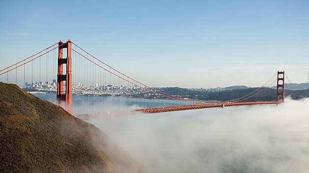 Pchod mlhy do San Franciska zasahuje do ivot nmonk, idi i realitnch makl. Ve tvrtch, kde se vyskytuje, nepotebuj obyvatel msta klimatizaci a maj i ni spotebu vody.