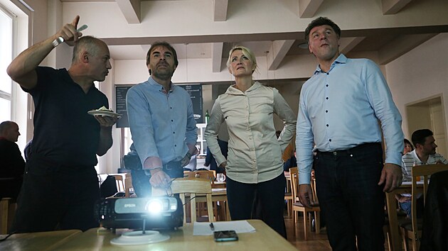Kandidátka na senátorku Jana Nagyová a kandidát na primátora Jihlava Radek Popelka (oba ANO) sledují průběh sčítání na volebním štábu ANO 2011 v Jihlavě v Dělnickém domě.
