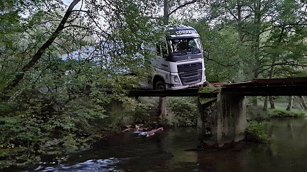 Řidič kamionu si na Tachovsku krátil cestu přes les, zůstal viset na dřevěném mostě. (26. 9. 2022)