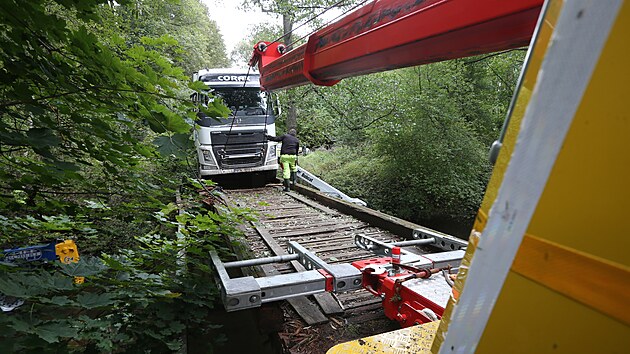 Dvě specializované firmy vyprošťovaly kamion uvízlý na mostku v lese u Kočova na Tachovsku. (27. 9. 2022)