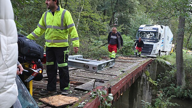 Dvě specializované firmy vyprošťovaly kamion uvízlý na mostku v lese u Kočova na Tachovsku. (27. 9. 2022)