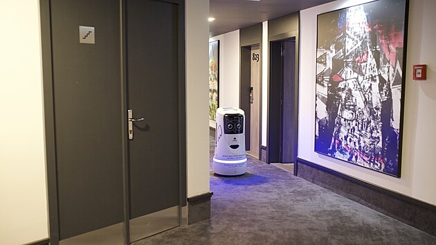 Hotelový robot v pražském hotelu Orea jezdí sám výtahem. (21. září 2022)