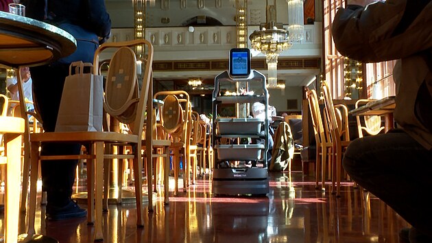 Majitelé kaváren a restaurací si od robotů slibují hlavně zrychlení provozu a přilákaní nových hostů. (23. září 2022)