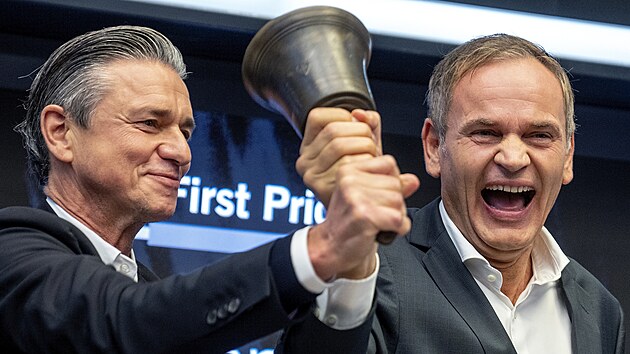 Šéf Porsche Oliver Blume (vpravo) s finančním ředitelem Lutzem Meschkem zahajuje obchodování s akciemi automobilky slavnostním zvoněním. (29. září 2022)