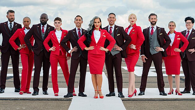 Zaměstnanci Virgin Atlantic demonstrují nový přístup aerolinek k oblékání.