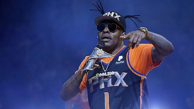 Ve věku 59 let zemřel ve středu v Los Angeles americký rapper Coolio. Hudebník proslul hitem Gangsta’s Paradise, za nějž získal i cenu Grammy (29. září 2022).