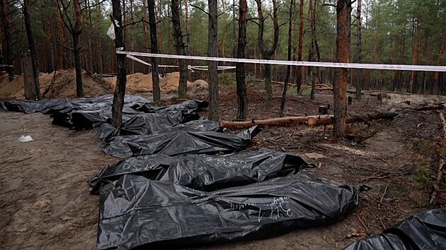Ukrajinské úřady našly u Izjumu další masová pohřebiště