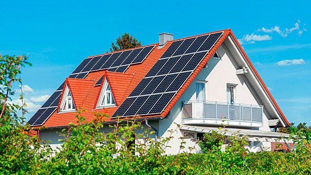 Instalace fotovoltaických elektráren v Česku zažívá boom. Není se čemu divit, díky energii, kterou lidem vyrobí slunce, lze totiž ušetřit spoustu peněz.