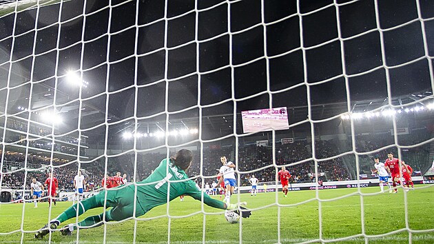 vcarsk glman Yann Sommer chyt penaltu eskmu reprezentantovi Tomi Soukovi.