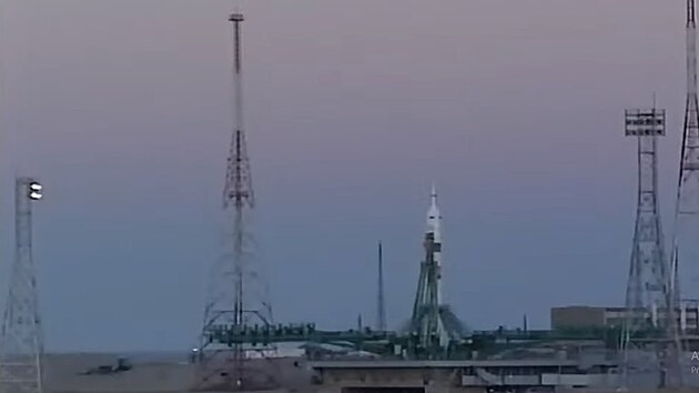 Raketa Sojuz-2.1 několik minut před plánovaným startem k ISS z kazašského Bajkonuru