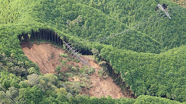 Následky tajfunu Talas. Sesuv půdy způsobil pád vysokého napětí v prefektuře Šizuoka ve středním Japonsku. (24. září 2022)