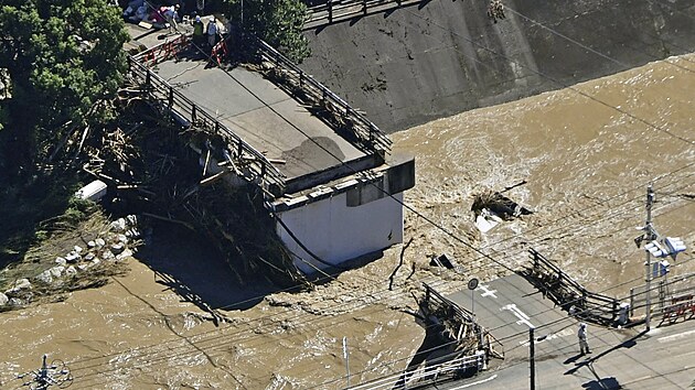 Poškozený most tajfunem v Hamamatsu, nedaleko japonského hlavního města Tokio. (24. září 2022)