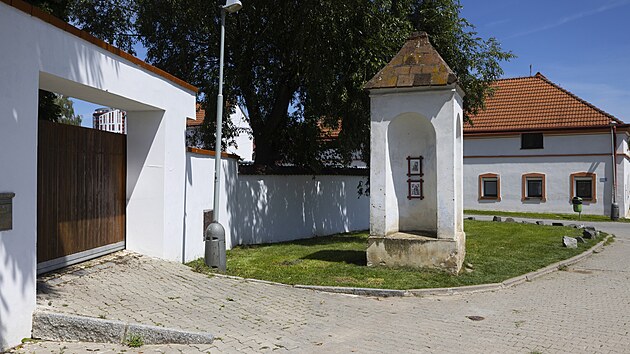 Velká Ohrada dlouho zůstávala malebnou vesničkou se dvěma rybníky, historickou návsí i barokní zvoničkou z 18. století, které se zachovaly dodnes. 
