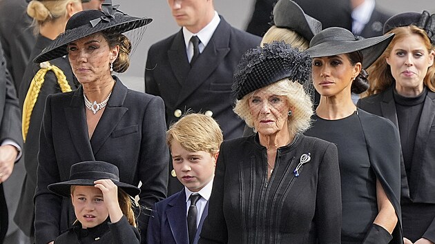 Princezna Kate, princezna Charlotte, princ George, krlovna cho Camilla a vvodkyn Meghan na pohbu krlovny Albty II. (Londn, 19. z 2022)