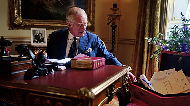 Král Karel III. s červeným kufříkem s vládními dokumenty v Buckinghamském paláci (Londýn, 11. září 2022)