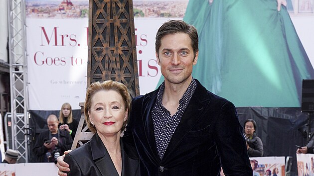 Lesley Manville a Lucas Bravo na premie filmu Pan Harrisov jede do Pae (Londn, 25. z 2022)