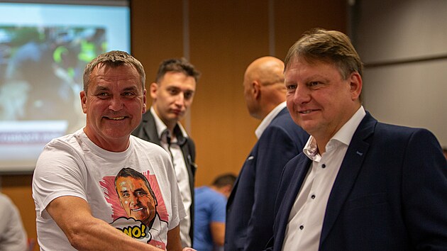 Ldr brnnskho ANO Ren ern (vpravo) spolu s kandidtem na sentora Petrem Voklem ve volebnm tbu ANO (24. z).