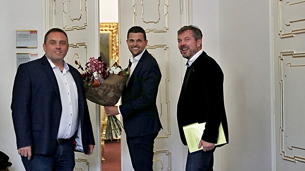 Na schůzku s primátorkou Markétou Vaňkovou vyrazil její hlavní volební rival Petr Hladík s pořádnou kyticí.