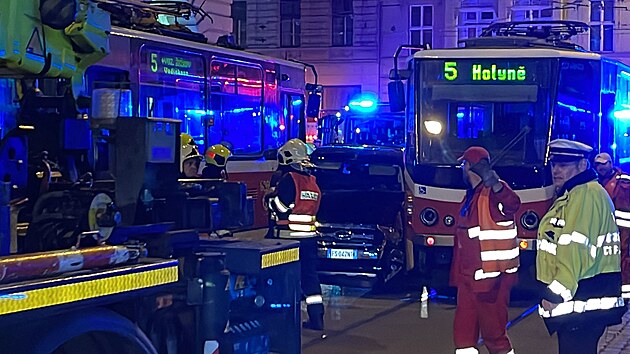 Řidič osobního auta zůstal i se svým vozem zaklíněný mezi dvěma tramvajemi. Nehoda se obešla bez zranění (26. 9. 2022).