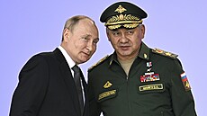 Ruský prezident Vladimir Putin a ministr obrany Sergej ojgu na zahájení...