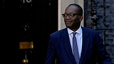 Britský ministr financí Kwasi Kwarteng ped Downing Street íslo 10 (6. záí...