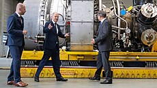 Německý kancléř Olaf Scholz (uprostřed) a šéf společnosti Siemens Energy...