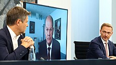 Německý kancléř Olaf Scholz (na obrazovce), ministr pro hospodářství Robert... | na serveru Lidovky.cz | aktuální zprávy