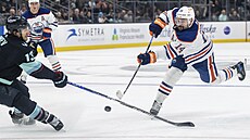 Devin Shore z Edmontonu stílí, brání Brandon Tanev ze Seattlu.