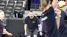 ecký trenér Giannis Athanasopoulos na tréninku neustále s hrákami komunikuje...