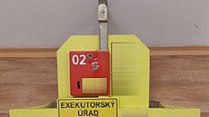 idi pi sundavání pokodil botiku, kterou mu na auto nasadil exekutor.