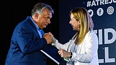 Maarský premiér Viktor Orbán a éfka Bratr Itálie Giorgia Meloniová (21. záí...
