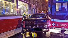 V Praze na Lazarské zstalo zaklínno auto mezi dvma tramvajemi. (26. záí...