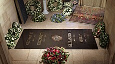 Náhrobní kámen v královské kryptě v kapli svatého Jiří (Windsor, 24. září 2022) | na serveru Lidovky.cz | aktuální zprávy