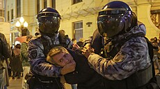 Ruští policisté v Moskvě zatýkají lidi, kteří přišli demonstrovat proti... | na serveru Lidovky.cz | aktuální zprávy