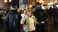 Ruští policisté v Moskvě zatýkají lidi, kteří přišli demonstrovat proti...