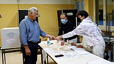 Lidé v Římě hlasují v předčasných parlamentních volbách. (25. září 2022)