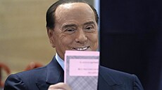 Silvio Berlusconi v Miláně volí v předčasných parlamentních volbách. (25. září...