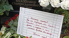 Vzkaz se u hrobu Putinových rodičů na Serafimovském hřbitově v Petrohradě...