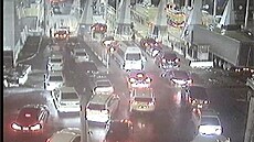 Bezpe�nostní kamery zachytily fronty na rusko-gruzínské hranici. (21. zá�í 2022)