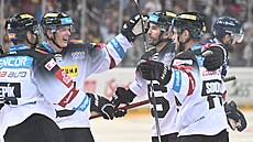 Stelec tvrté branky Sparty do sít Vítkovic Dominik Graák pijímá gratulace...