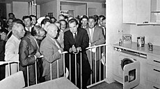Pak ho ozářili. Nixon při slavné „kuchyňské debatě“ s Chruščovem. | na serveru Lidovky.cz | aktuální zprávy