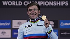 NOVÝ AMPION. Belgický cyklista Remco Evenepoel se zlatou medailí v dresu...