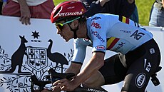 DUHOVÁ JÍZDA. Belgický cyklista Remco Evenepoel jede za vítzstvím v silniním...