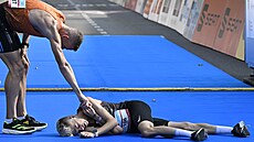 Patrik Vebr (vlevo) gratuluje zcela vy�erpanému Martinu Zajícovi k vít�zství...