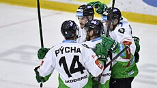 Boleslavtí hokejisté se radují z gólu proti eským Budjovicím.