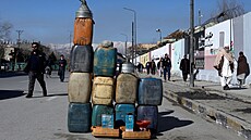 Afghánská benzinka. Kanystry s pohonnými hmotami urenými na prodej stojí na...