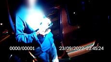 Opilý řidič se zhasnutými světly vjel do zákazu vjezdu