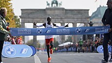 Eliud Kipchoge dobíhá do cíle Berlínského maratonu v novém svtovém rekordu.