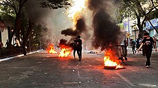 Íránci a Íránky protestují v ulicích Teheránu poté, co zem�ela zat�ená Mahsá...